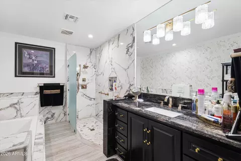 Bath - 5738 N 24th St, Phoenix, AZ 85016 photo 1 of 7