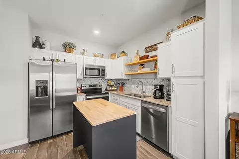 Kitchen - 8322 N 22nd Ln, Phoenix, AZ 85021 photo 2 of 5