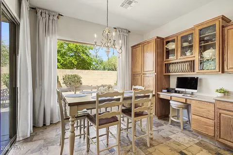 Dining - 3018 W Eagle Claw Dr, Phoenix, AZ 85086 photo 3 of 4