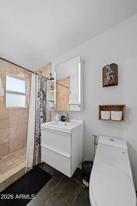 Bath - 1003 E Bethany Home Rd, Phoenix, AZ 85014 photo 1 of 4