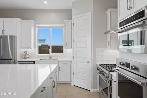 Kitchen - 6035 E Quail Ave, Phoenix, AZ 85054 photo 2 of 4