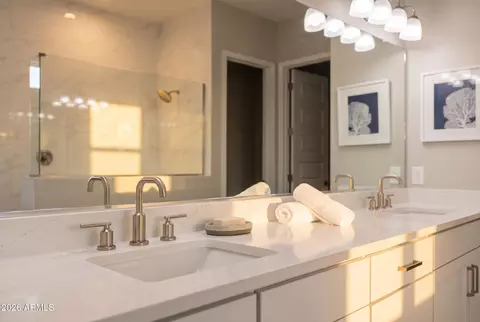 Bath - 6035 E Quail Ave, Phoenix, AZ 85054 photo 1 of 5