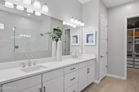 Bath - 6035 E Quail Ave, Phoenix, AZ 85054 photo 2 of 5