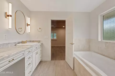 Bath - 4010 E Coolidge St, Phoenix, AZ 85018 photo 2 of 5