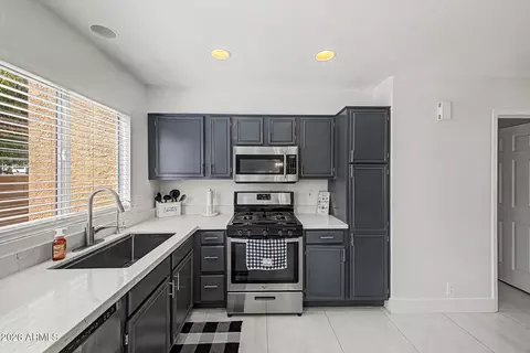 Kitchen - 16633 S 28th Pl, Phoenix, AZ 85048 photo 2 of 2