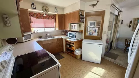 Kitchen - 650 S Cornwall Dr, Apache Junction, AZ 85120 photo 3 of 3