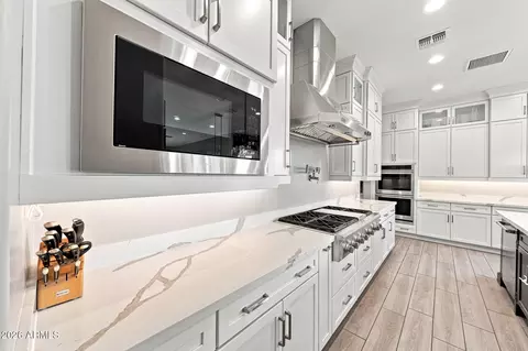 Kitchen - 3409 E Cashman Dr, Phoenix, AZ 85050 photo 3 of 6