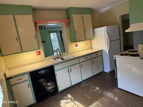 Kitchen - 3516 E Amelia Ave, Phoenix, AZ 85018 photo 2 of 2
