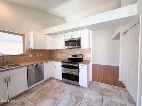 Kitchen - 3906 E Amberwood Dr, Phoenix, AZ 85048 photo 2 of 3