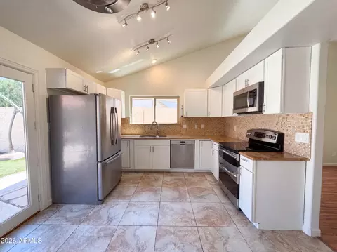 Kitchen - 3906 E Amberwood Dr, Phoenix, AZ 85048 photo 1 of 3