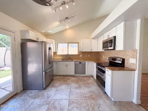 Kitchen - 3906 E Amberwood Dr, Phoenix, AZ 85048 photo 1 of 3
