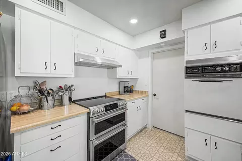 Kitchen - 4340 E Vermont Ave, Phoenix, AZ 85018 photo 5 of 5