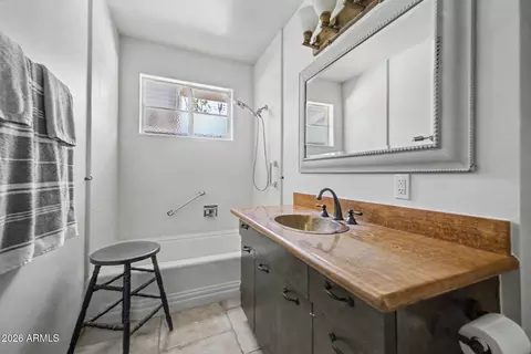 Bath - 4340 E Vermont Ave, Phoenix, AZ 85018 photo 2 of 3
