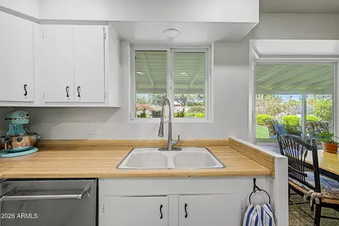 Kitchen - 4340 E Vermont Ave, Phoenix, AZ 85018 photo 4 of 5