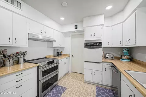 Kitchen - 4340 E Vermont Ave, Phoenix, AZ 85018 photo 2 of 5