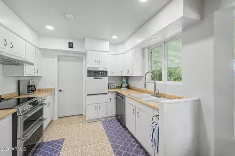 Kitchen - 4340 E Vermont Ave, Phoenix, AZ 85018 photo 1 of 5