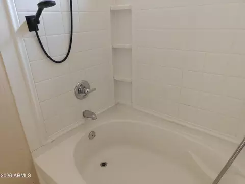 Bath - 932 W Carter Rd, Phoenix, AZ 85041 photo 1 of 2