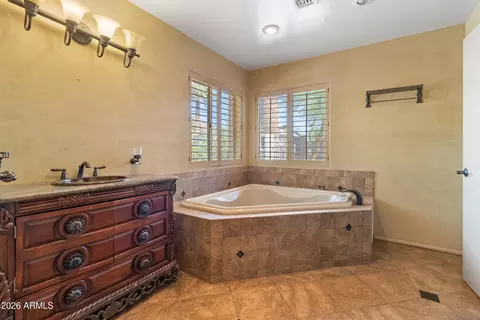 Bath - 4140 E San Miguel Ave, Phoenix, AZ 85018 photo 3 of 4