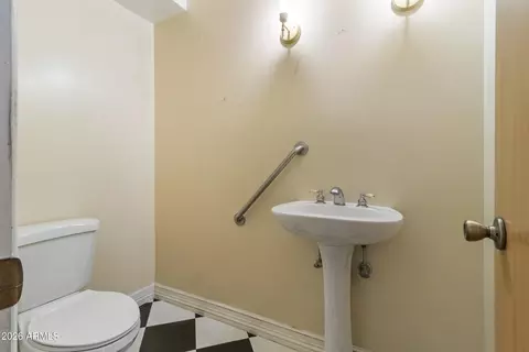 Bath - 4140 E San Miguel Ave, Phoenix, AZ 85018 photo 1 of 4