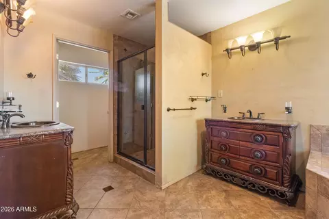 Bath - 4140 E San Miguel Ave, Phoenix, AZ 85018 photo 2 of 4
