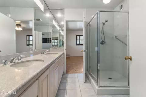 Bath - 4140 E San Miguel Ave, Phoenix, AZ 85018 photo 4 of 4