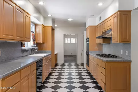 Kitchen - 4140 E San Miguel Ave, Phoenix, AZ 85018 photo 3 of 4