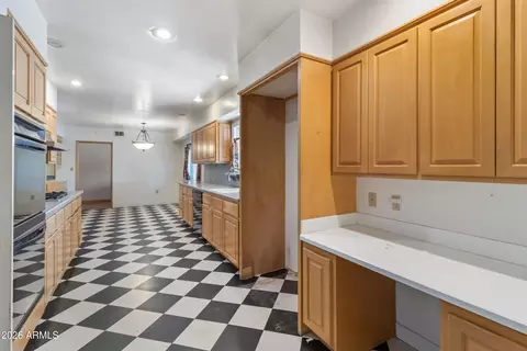 Kitchen - 4140 E San Miguel Ave, Phoenix, AZ 85018 photo 4 of 4