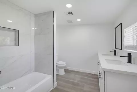 Bath - 2241 W Morten Ave, Phoenix, AZ 85021 photo 4 of 7