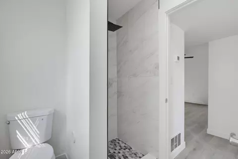 Bath - 2241 W Morten Ave, Phoenix, AZ 85021 photo 2 of 7