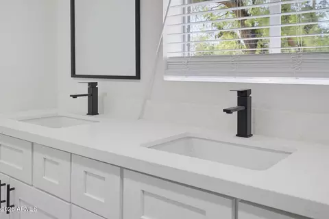 Bath - 2241 W Morten Ave, Phoenix, AZ 85021 photo 6 of 7