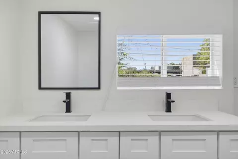 Bath - 2241 W Morten Ave, Phoenix, AZ 85021 photo 5 of 7