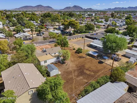 View/Area - 2241 W Morten Ave, Phoenix, AZ 85021 photo 7 of 8