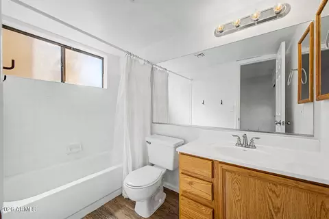 Bath - 1025 E Highland Ave #32, Phoenix, AZ 85014 photo 2 of 2