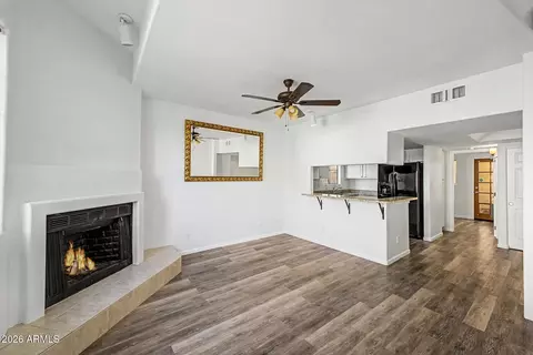 Living - 1025 E Highland Ave #32, Phoenix, AZ 85014 photo 3 of 4