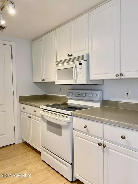 Kitchen - 1701 E Colter St #421, Phoenix, AZ 85016 photo 2 of 4