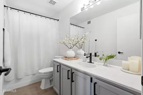 Bath - 3220 E Sierra St, Phoenix, AZ 85028 photo 3 of 3