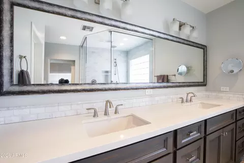 Bath - 3229 E Montecito Ave, Phoenix, AZ 85018 photo 2 of 6