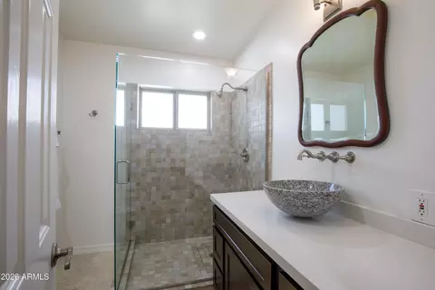 Bath - 3229 E Montecito Ave, Phoenix, AZ 85018 photo 6 of 6