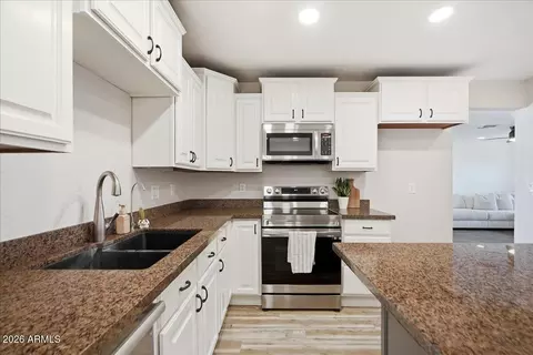 Kitchen - 686 W 22nd Ave, Apache Junction, AZ 85120 photo 5 of 7