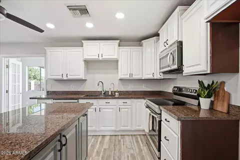 Kitchen - 686 W 22nd Ave, Apache Junction, AZ 85120 photo 7 of 7