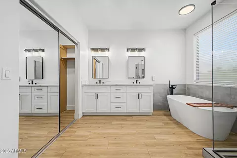 Bath - 2707 W Lamar Rd, Phoenix, AZ 85017 photo 1 of 5