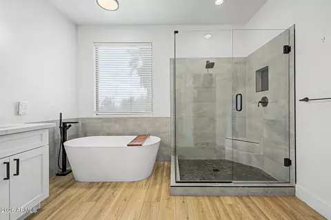 Bath - 2707 W Lamar Rd, Phoenix, AZ 85017 photo 3 of 5