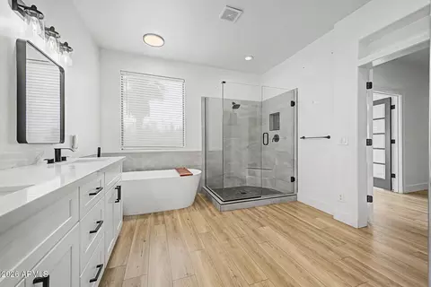 Bath - 2707 W Lamar Rd, Phoenix, AZ 85017 photo 2 of 5