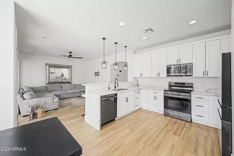Kitchen - 2707 W Lamar Rd, Phoenix, AZ 85017 photo 4 of 4