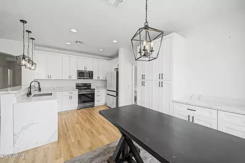 Kitchen - 2707 W Lamar Rd, Phoenix, AZ 85017 photo 3 of 4