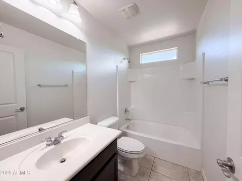 Bath - 841 E Gary Ln, Phoenix, AZ 85042 photo 2 of 4