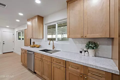 Kitchen - 709 E Royal Palm Rd, Phoenix, AZ 85020 photo 2 of 6
