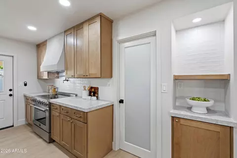 Kitchen - 709 E Royal Palm Rd, Phoenix, AZ 85020 photo 4 of 6
