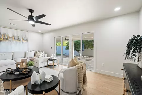 Living - 709 E Royal Palm Rd, Phoenix, AZ 85020 photo 2 of 3