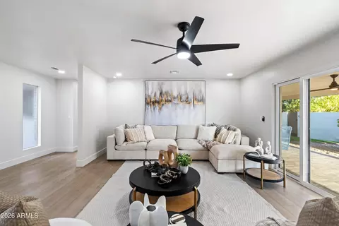 Living - 709 E Royal Palm Rd, Phoenix, AZ 85020 photo 3 of 3